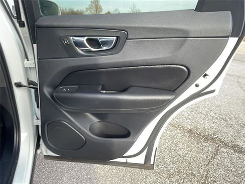 Used 2019 Volvo XC60 T5 Momentum w/ Premium Package image 15