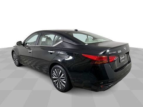 Used 2025 Nissan Altima 2.5 SV FWD image 6