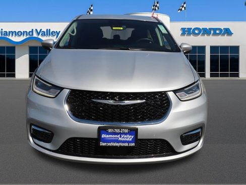 Used 2023 Chrysler Pacifica Touring-L FWD image 2