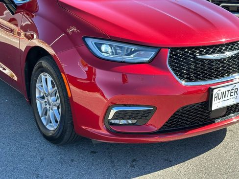 Certified 2024 Chrysler Pacifica Touring-L image 10