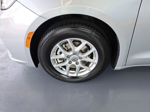 Used 2023 Chrysler Pacifica Touring-L FWD image 34
