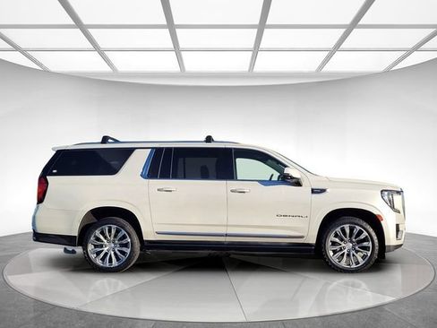 Used 2021 GMC Yukon XL Denali w/ Denali Premium Package image 4
