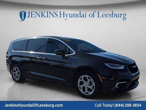 Used 2024 Chrysler Pacifica Limited FWD image 1