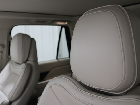 Used 2019 Lincoln Navigator Reserve image 4