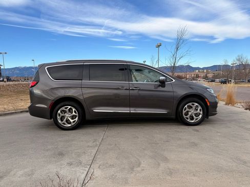 Used 2021 Chrysler Pacifica Limited image 8
