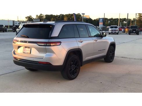 Used 2024 Jeep Grand Cherokee Altitude image 8