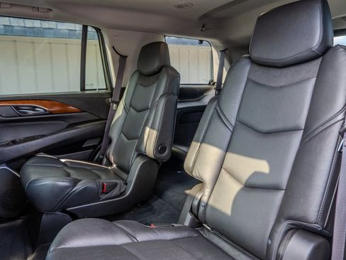 Used 2016 Cadillac Escalade Luxury image 31