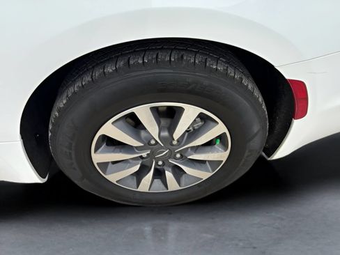 Used 2023 Chrysler Pacifica Limited FWD image 31