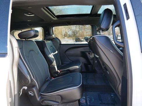 Used 2024 Chrysler Pacifica Limited w/ Uconnect Theater Family Group image 9