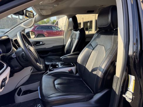 Used 2022 Chrysler Pacifica Touring-L image 22