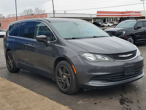 Used 2017 Chrysler Pacifica Touring image 2