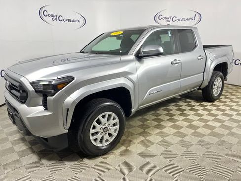 Certified 2025 Toyota Tacoma SR5 AWD/4WD image 3