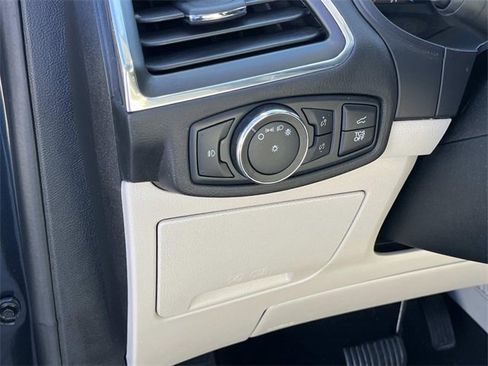 Used 2022 Ford Edge Titanium w/ Class II Trailer Tow Package image 32