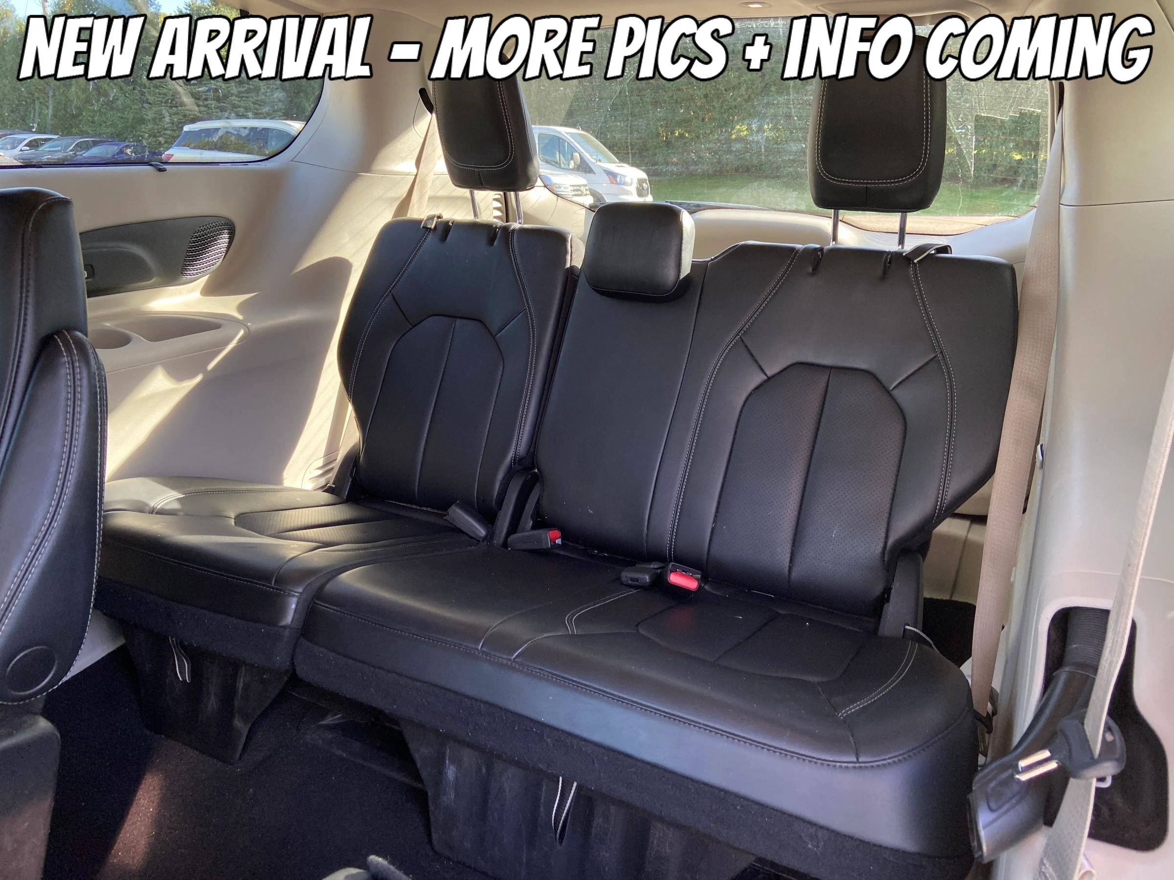 Used 2023 Chrysler Pacifica Touring-L w/ Uconnect Theater Family Group AWD/4WD image 7