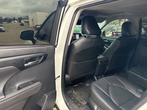 Used 2020 Toyota Highlander XLE image 12