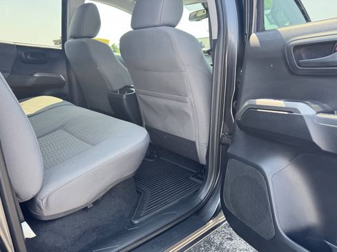 Used 2018 Toyota Tacoma SR5 AWD/4WD image 32
