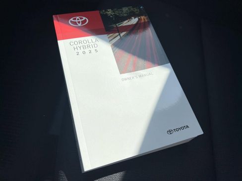 Used 2025 Toyota Corolla LE image 21