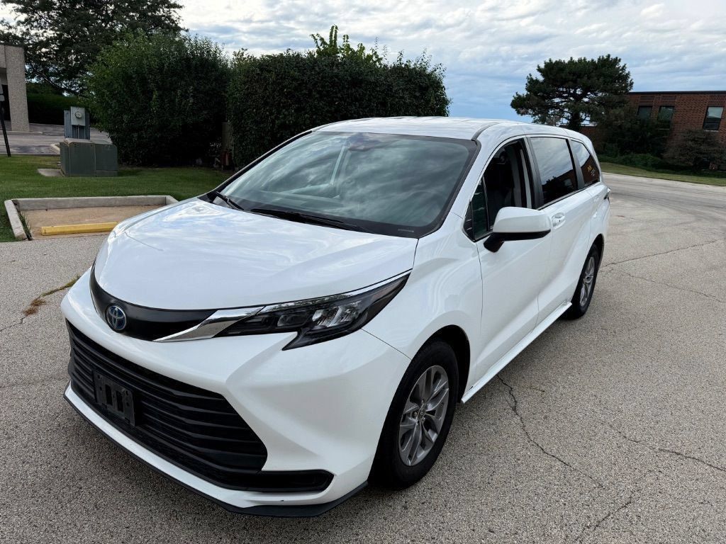 Used 2024 Toyota Sienna LE FWD image 2