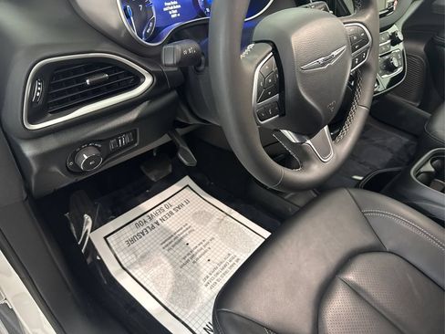 Used 2025 Chrysler Pacifica Select FWD image 27
