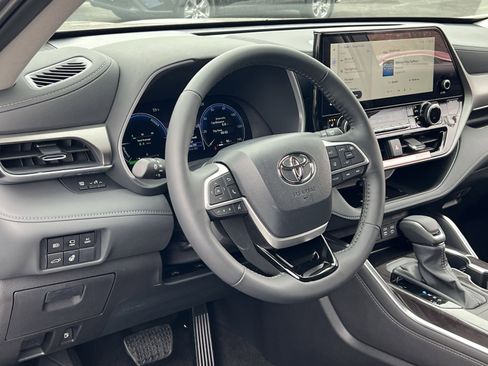 New 2026 Toyota Highlander Limited image 12