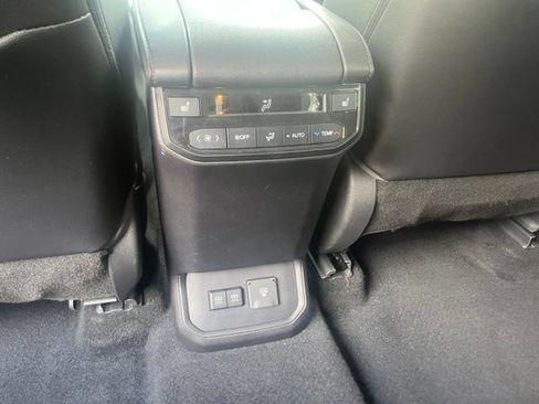Used 2021 Toyota Highlander Platinum FWD image 12
