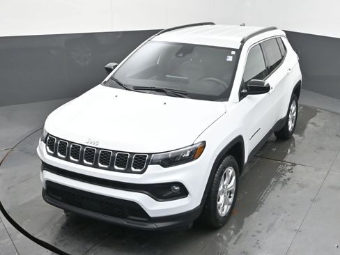 Used 2024 Jeep Compass Latitude image 33