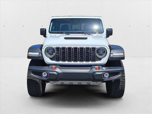 Used 2025 Jeep Gladiator Mojave w/ Convenience Group image 2