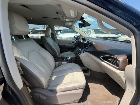 Used 2017 Chrysler Pacifica Touring-L w/ Tire & Wheel Group FWD image 19
