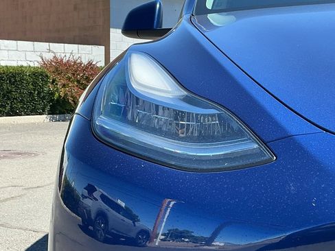 Used 2022 Tesla Model Y Long Range AWD/4WD image 3