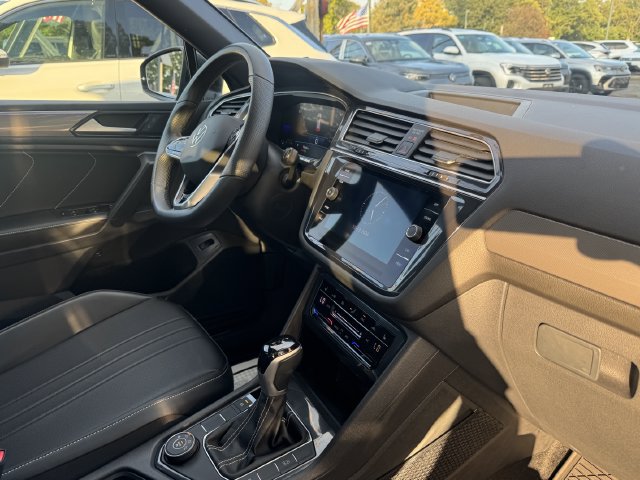 Used 2024 Volkswagen Tiguan SE R-Line AWD/4WD image 28