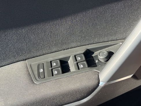 Used 2018 Volkswagen Tiguan S image 17