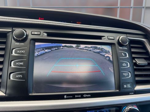 Used 2019 Toyota Highlander XLE AWD/4WD image 27
