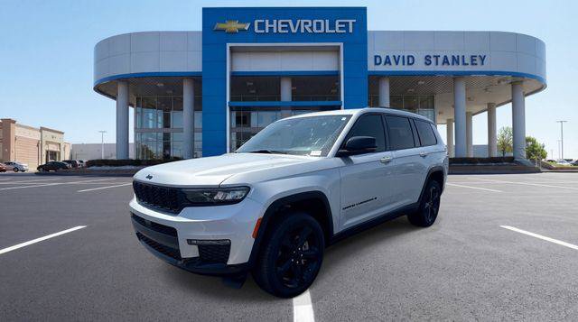 Used 2025 Jeep Grand Cherokee L Limited w/ Black Appearance Package AWD/4WD image 1