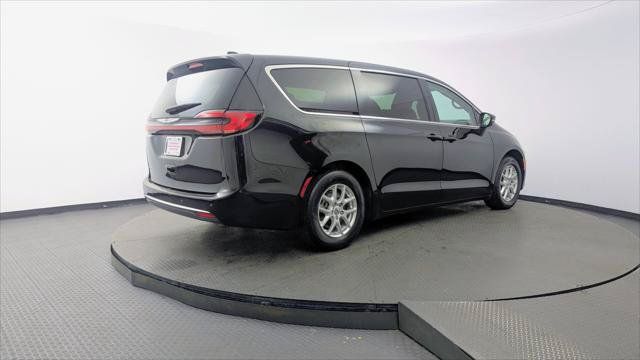 Used 2023 Chrysler Pacifica Touring-L FWD image 8