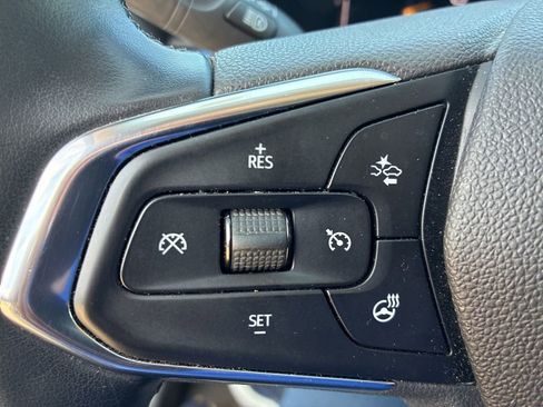 Used 2024 Chevrolet Trax LT w/ Sunroof Package FWD image 9
