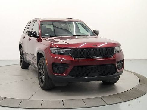 Used 2025 Jeep Grand Cherokee Altitude AWD/4WD image 3