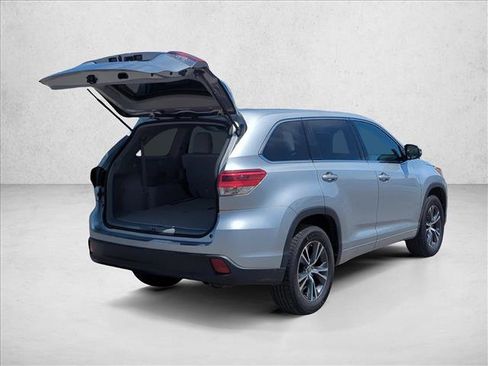 Used 2017 Toyota Highlander LE FWD image 5