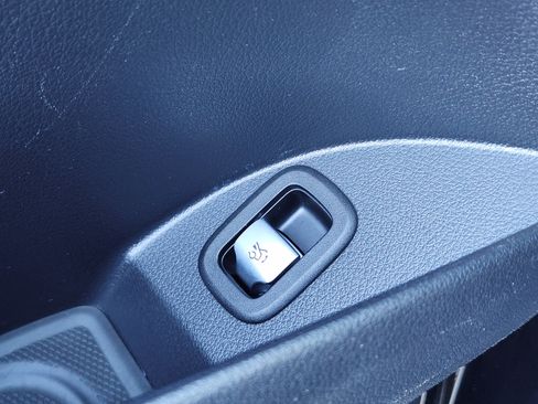 Used 2024 Mercedes-Benz GLC 300 4MATIC image 25