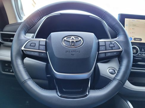 Used 2024 Toyota Highlander Platinum image 32