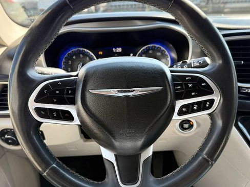 Used 2022 Chrysler Pacifica Touring-L FWD image 11