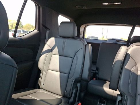 Used 2023 Chevrolet Traverse RS image 19