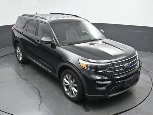 Used 2020 Ford Explorer XLT w/ Equipment Group 202A AWD/4WD image 34