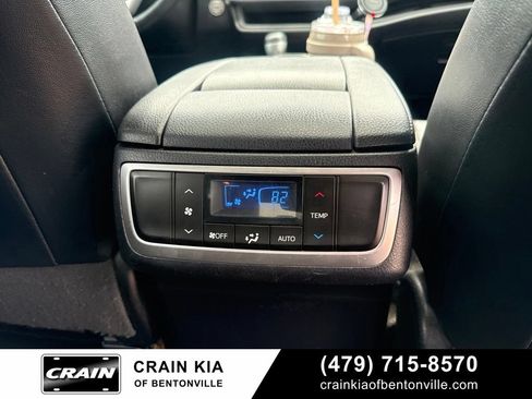 Used 2019 Toyota Highlander SE FWD image 12