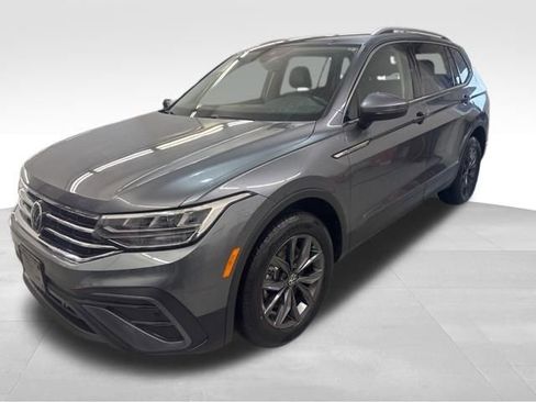 Certified 2023 Volkswagen Tiguan SE w/ Panoramic Sunroof Package image 3
