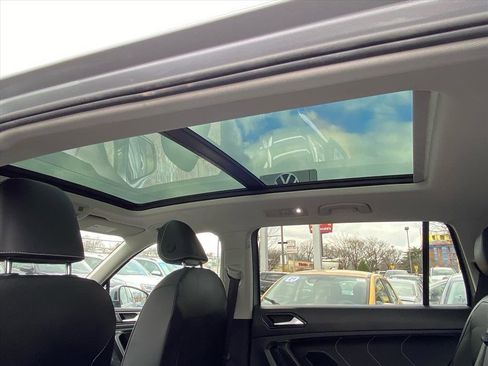 Used 2023 Volkswagen Tiguan SE w/ Panoramic Sunroof Package image 21