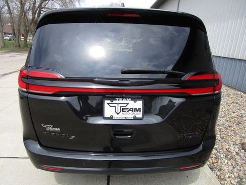 Used 2022 Chrysler Pacifica Limited w/ S Appearance Package AWD/4WD image 6