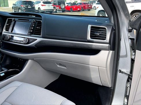 Used 2019 Toyota Highlander Limited Platinum image 17