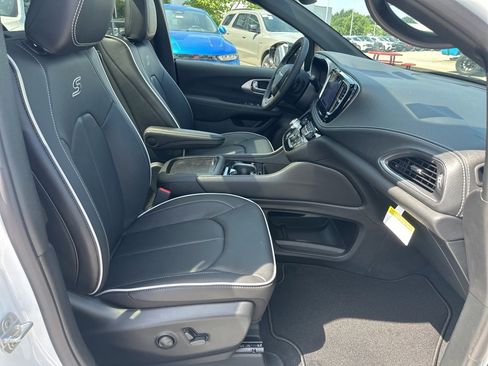 New 2025 Chrysler Pacifica Limited w/ Uconnect Theater Family Group image 54