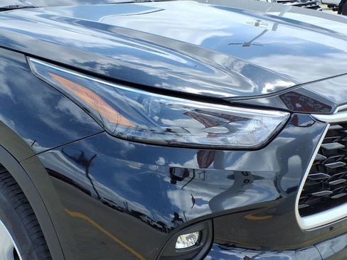 Used 2025 Toyota Highlander LE FWD image 4