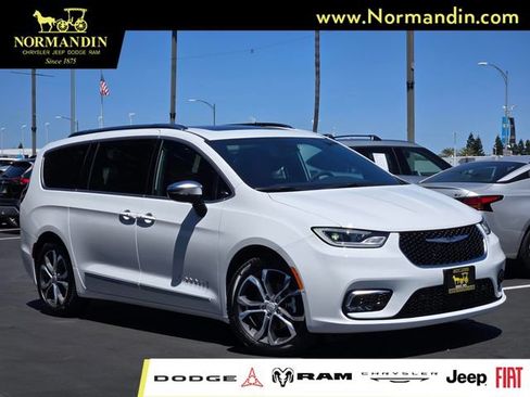 New 2026 Chrysler Pacifica Pinnacle w/ Trailer Tow Group FWD image 1